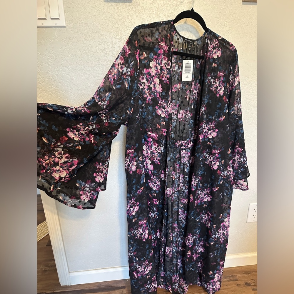 Torrid Kimono, 3X, size 22-24. NWT, smoke free home. Brand New.
